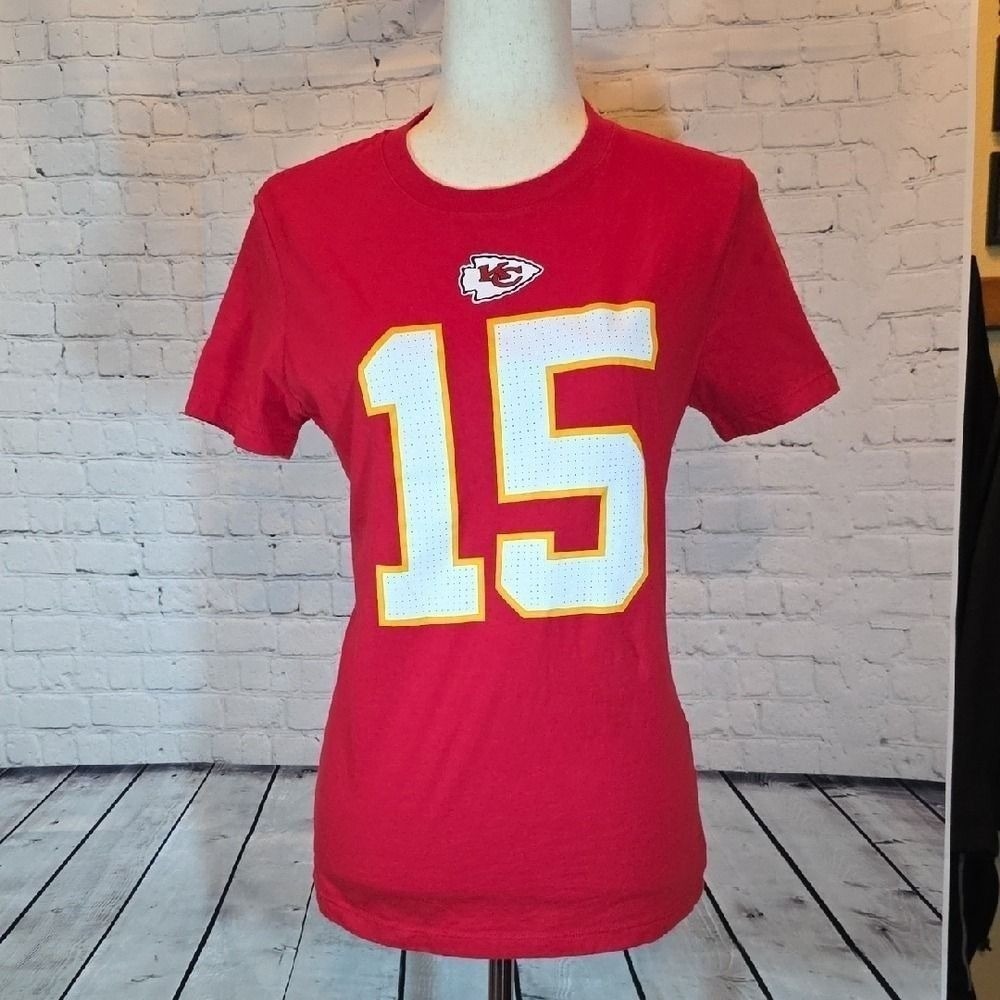 Nike T-Shirt Women Medium Red Excellent Patrick Mahomes KC Chiefs NFL 15 Tee